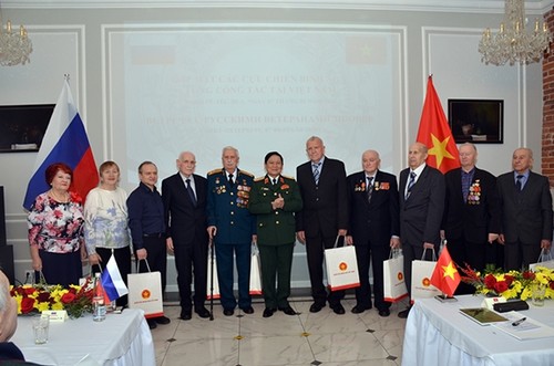 Bộ trưởng Quốc phòng Ngô Xuân Lịch gặp gỡ các cựu chiến binh Nga - ảnh 1