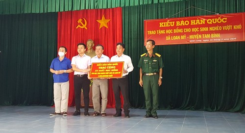 Kiều bào Hàn Quốc tặng học bổng cho học sinh nghèo tại huyện Tam Bình, tỉnh Vĩnh Long - ảnh 4