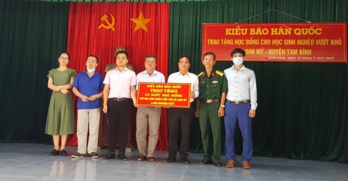 Kiều bào Hàn Quốc tặng học bổng cho học sinh nghèo tại huyện Tam Bình, tỉnh Vĩnh Long - ảnh 1