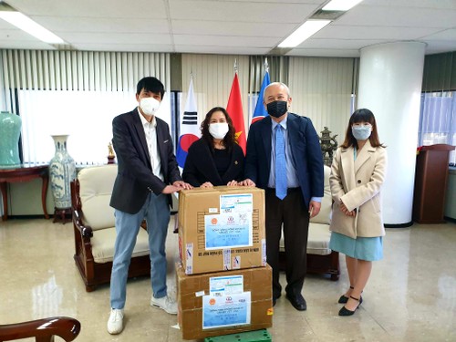 VKBIA và VKEIA tặng khẩu trang cho cộng đồng người Việt Nam tại Hàn Quốc - ảnh 1