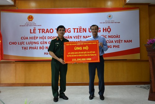 Lễ trao tặng tiền ủng hộ của Hiệp hội Doanh nhân Việt Nam ở nước ngoài cho Cục Gìn giữ Hòa bình Việt Nam - ảnh 1