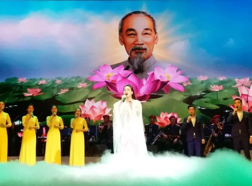 Ca sĩ Cẩm Tú: Hát về Chủ tịch Hồ Chí Minh với lòng kính yêu vô bờ - ảnh 3