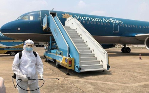 Thêm 4 ca mắc COVID-19 là tiếp viên Vietnam Airlines và người trở về từ Mỹ đều cách ly khi nhập cảnh - ảnh 1