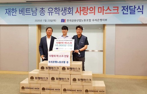 Ngân hàng Woori tài trợ 10.000 khẩu trang cho du học sinh Việt Nam tại Hàn Quốc - ảnh 1
