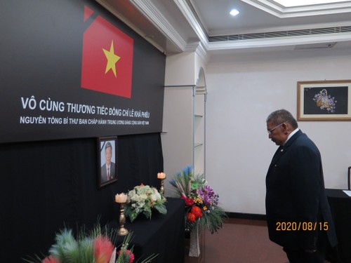 Đại sứ quán Việt Nam tại Brunei tổ chức lễ viếng và mở sổ tang nguyên Tổng Bí thư Lê Khả Phiêu - ảnh 3