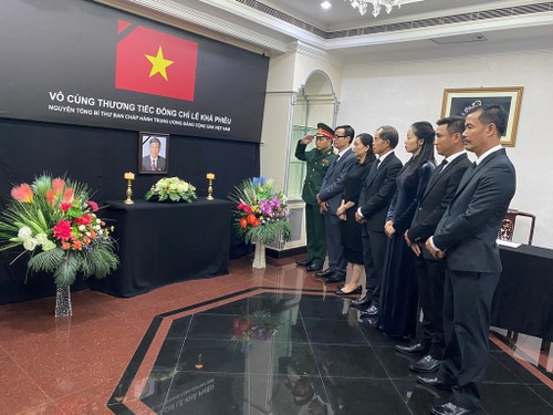 Đại sứ quán Việt Nam tại Brunei tổ chức lễ viếng và mở sổ tang nguyên Tổng Bí thư Lê Khả Phiêu - ảnh 2