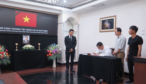 Đại sứ quán Việt Nam tại Brunei tổ chức lễ viếng và mở sổ tang nguyên Tổng Bí thư Lê Khả Phiêu - ảnh 6