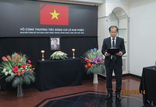 Đại sứ quán Việt Nam tại Brunei tổ chức lễ viếng và mở sổ tang nguyên Tổng Bí thư Lê Khả Phiêu - ảnh 1