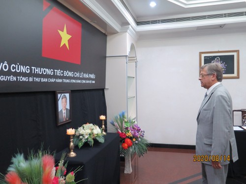 Đại sứ quán Việt Nam tại Brunei tổ chức lễ viếng và mở sổ tang nguyên Tổng Bí thư Lê Khả Phiêu - ảnh 5