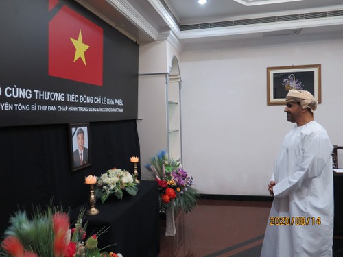 Đại sứ quán Việt Nam tại Brunei tổ chức lễ viếng và mở sổ tang nguyên Tổng Bí thư Lê Khả Phiêu - ảnh 4