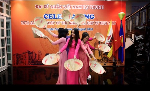 Các hoạt động kỷ niệm 75 năm Quốc khánh Việt Nam tại Đại sứ quán Việt Nam tại Brunei - ảnh 4