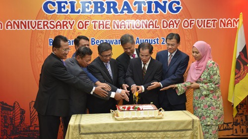 Các hoạt động kỷ niệm 75 năm Quốc khánh Việt Nam tại Đại sứ quán Việt Nam tại Brunei - ảnh 3