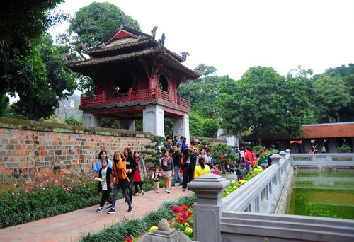 Lượng khách du lịch đến Hà Nội tăng - ảnh 1