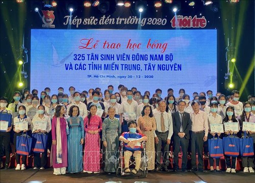 Thành phố Hồ Chí Minh: Trao học bổng “Tiếp sức đến trường” cho 325 sinh viên mới  - ảnh 1