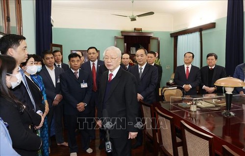 Tổng Bí thư, Chủ tịch nước Nguyễn Phú Trọng dâng hương tưởng niệm Chủ tịch Hồ Chí Minh - ảnh 2