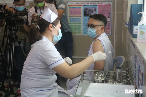 Thành phố Hồ Chí Minh tiêm vaccine ngừa COVID-19 cho nhân viên y tế tuyến quận - ảnh 1