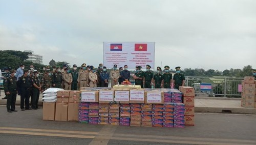 Hỗ trợ gạo và trang thiết bị y tế cho kiều bào Campuchia phòng chống Covid-19 - ảnh 1