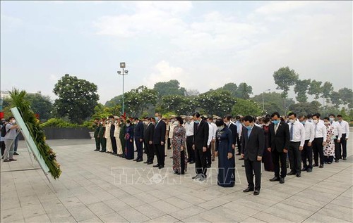 Dâng hương, dâng hoa tưởng nhớ Chủ tịch Hồ Chí Minh, Chủ tịch Tôn Đức Thắng và các Anh hùng liệt sỹ - ảnh 1