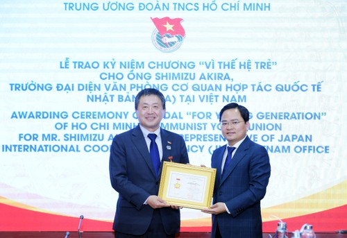 Trung ương Đoàn TNCS Hồ Chí Minh trao tặng Kỷ niệm chương “Vì thế hệ trẻ” cho Trưởng Đại diện Văn phòng JICA Việt Nam - ảnh 3