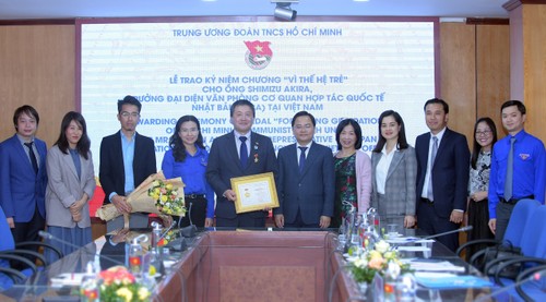 Trung ương Đoàn TNCS Hồ Chí Minh trao tặng Kỷ niệm chương “Vì thế hệ trẻ” cho Trưởng Đại diện Văn phòng JICA Việt Nam - ảnh 1