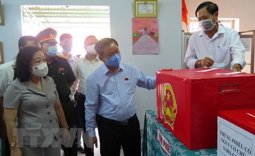 Phó Chủ tịch Quốc hội Đỗ Bá Tỵ kiểm tra công tác bầu cử tại Phú Yên - ảnh 2