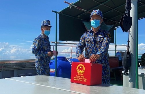 Lực lượng trực chốt trên biển đảo Tây Nam hoàn thành công tác bầu cử sớm trên biển - ảnh 1