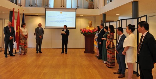 Trao Quyết định bổ nhiệm Lãnh sự danh dự Việt Nam tại Rotterdam cho ông Alphons Van Gulick - ảnh 2