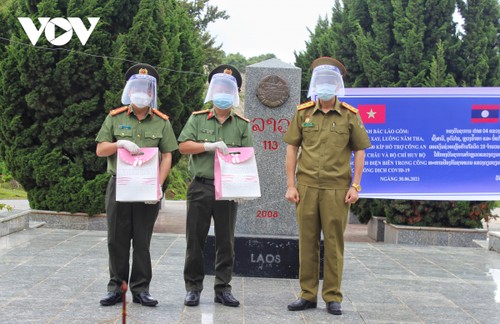 Tiếp nhận kinh phí phòng chống COVID-19 do Công an các tỉnh Bắc Lào trao tặng - ảnh 1