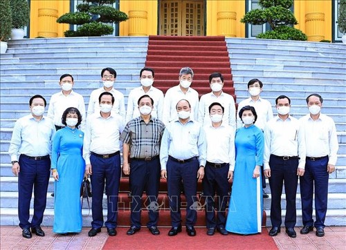 Chủ tịch nước Nguyễn Xuân Phúc  gặp mặt các điển hình tiêu biểu của ngành Dệt may Việt Nam trong thực hiện mục tiêu kép - ảnh 2