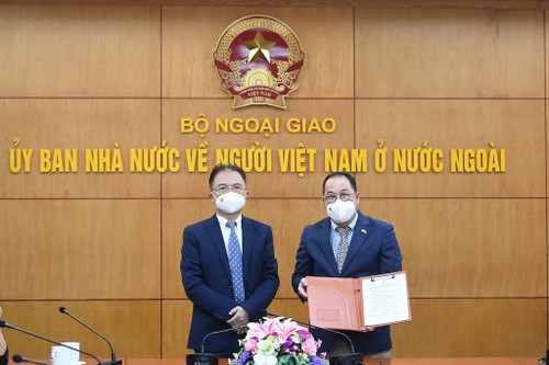 Tiếp nhận hàng viện trợ từ Hàn Quốc và ký kết thỏa thuận hợp tác giữa hai Tổ chức từ thiện Hàn quốc và Việt Nam - ảnh 4
