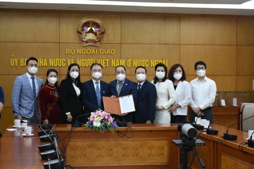 Tiếp nhận hàng viện trợ từ Hàn Quốc và ký kết thỏa thuận hợp tác giữa hai Tổ chức từ thiện Hàn quốc và Việt Nam - ảnh 2