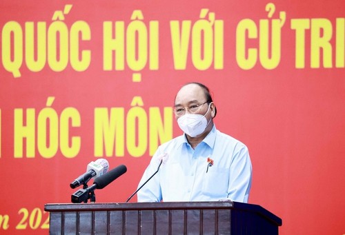 Chủ tịch nước Nguyễn Xuân Phúc tiếp xúc cử tri Thành phố Hồ Chí Minh - ảnh 1