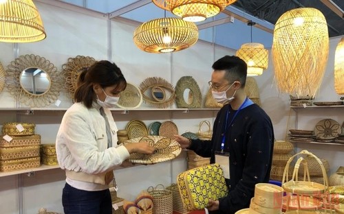 Hội chợ quốc tế Quà tặng hàng thủ công mỹ nghệ Hà Nội: Cơ hội cho làng nghề quảng bá, tiêu thụ sản phẩm - ảnh 1