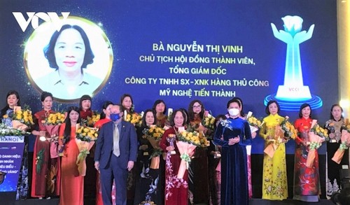 60 nữ doanh nhân tiêu biểu được trao Cup Bông hồng Vàng - ảnh 1