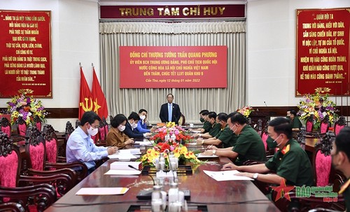 Phó Chủ tịch Quốc hội Trần Quang Phương cùng đoàn công tác đến thăm, chúc Tết lực lượng vũ trang Quân khu 9 - ảnh 1