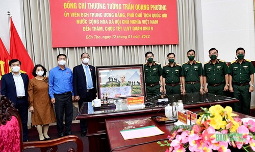 Phó Chủ tịch Quốc hội Trần Quang Phương cùng đoàn công tác đến thăm, chúc Tết lực lượng vũ trang Quân khu 9 - ảnh 2