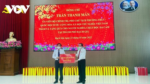 Phó Chủ tịch Quốc hội thăm và tặng quà tết tại tỉnh Kiên Giang - ảnh 1
