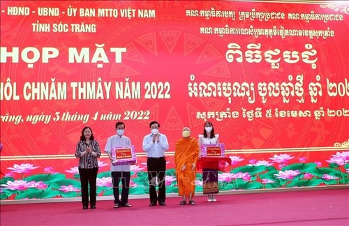 Phó Thủ tướng Thường trực Phạm Bình Minh dự họp mặt Tết Chôl Chnăm Thmây của đồng bào Khmer - ảnh 2