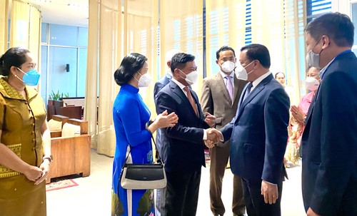 Đoàn đại biểu cấp cao thành phố Hà Nội bắt đầu chuyến thăm và làm việc tại Vương quốc Campuchia - ảnh 1