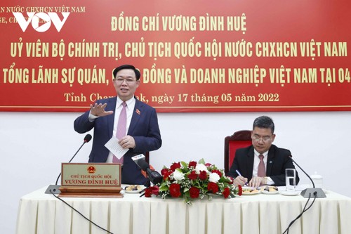 Chủ tịch Quốc hội gặp gỡ cán bộ Tổng lãnh sự quán Việt Nam tại Pakse, cộng đồng và doanh nghiệp tại 4 tỉnh Nam Lào - ảnh 1