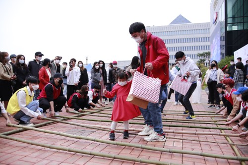 Gắn kết người Việt thông qua lễ hội văn hóa Việt Nam tại Jeonnam - Gwangju - ảnh 4