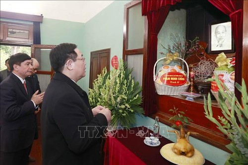 Chủ tịch Quốc hội Vương Đình Huệ dâng hương tưởng niệm Chủ tịch Hồ Chí Minh - ảnh 1