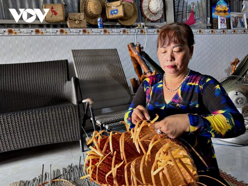 Câu chuyện của một phụ nữ Cà Mau: Từ người phụ hồ thành cô giáo dạy nghề đan túi xách - ảnh 1