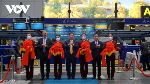 Hàng không Việt Nam đón khách bay thường lệ đầu tiên từ Bắc Kinh (Trung Quốc) sau 3 năm - ảnh 1
