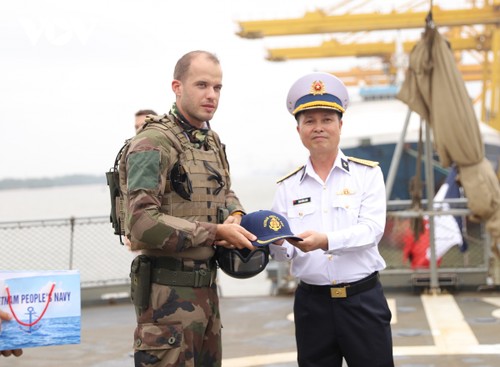 Tàu tuần dương PRAIRIAL của Pháp thăm Cảng Hải Phòng: Khẳng định hợp tác quốc phòng chặt chẽ giữa Việt Nam và Pháp - ảnh 1