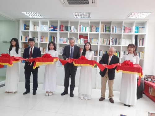 Khánh thành Thư viện Pháp ngữ thắt chặt quan hệ ngoại giao Việt - Pháp - ảnh 1