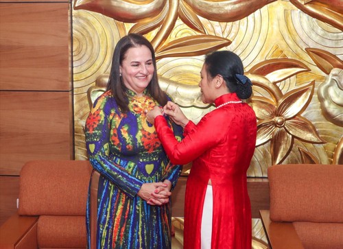 Trao Kỷ niệm chương “Vì hòa bình và hữu nghị giữa các dân tộc” tặng Trưởng đại diện UN Women tại Việt Nam - ảnh 1