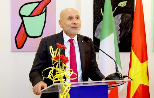 Đại sứ Italy nhận Kỷ niệm chương “Vì hòa bình, hữu nghị giữa các dân tộc“ - ảnh 1