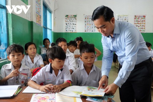 Người thầy “gieo chữ” cho những mầm xanh gốc Việt ở Campuchia - ảnh 2