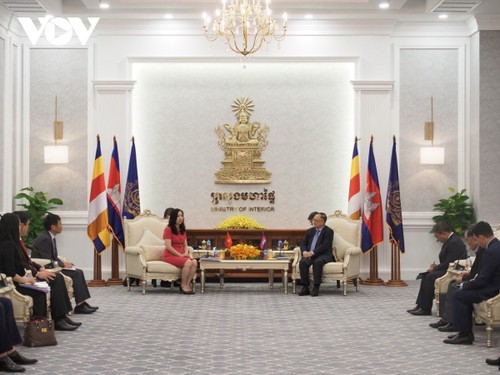 Việt Nam và Campuchia tăng cường hợp tác hỗ trợ cộng đồng gốc Việt - ảnh 1